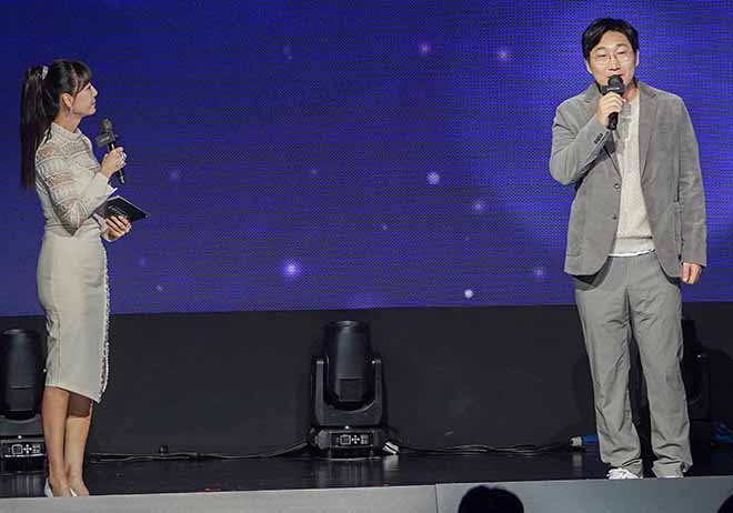 '2025 로스트아크 윈터 쇼케이스'가 진행 중이다. 왼쪽부터 정소림 캐스터와 전재락 디렉터. 사진 제공 : 스마일게이트