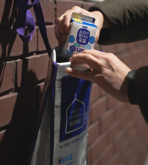 ‘(사)어르신 안부를 묻는 우유배달’로 독거노인 건강과 고독사 예방을 위해 매일 우유배달로 안부를 확인하는 모습 / 사진 = 매일유업