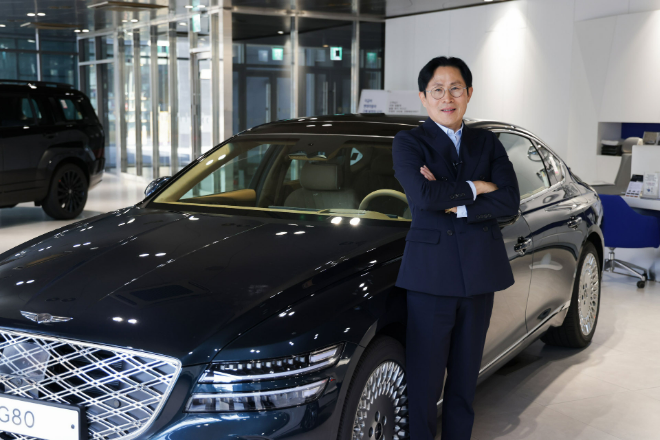 최진성 영업이사가 현대차 서대문중앙지점에서 기념 촬영하는 모습. ⓒ현대자동차