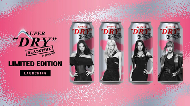 롯데아사히주류는 지난 10월 공개된 아사히 수퍼드라이 × 블랙핑크 제니 디자인 캔이 뜨거운 관심을 얻은 데 힘입어, 다른 멤버들의 디자인 캔도 2025년 12월부터 한정 수량으로 출시한다.