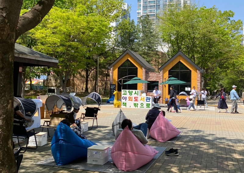 ‘책, 밖으로’ 야외도서관