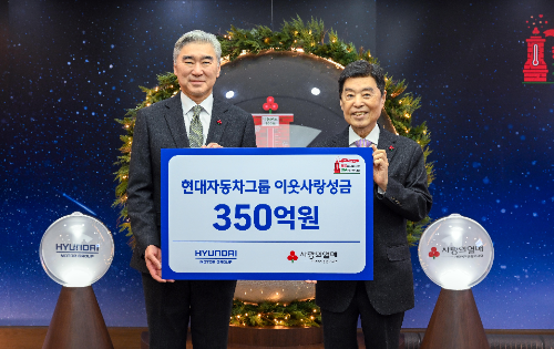 성 김 현대차그룹 전략기획담당 사장, 김병준 사회복지공동모금회 회장이 기념 촬영을 하는 모습 / 사진 = 현대차그룹