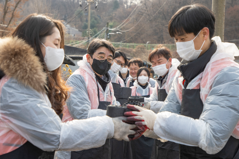 호반그룹 임직원들이 지난 9일 서울 서초구 방배동 전원마을에서 ‘사랑의 연탄 나눔’ 봉사활동을 진행하며 지역 이웃들에게 연탄을 전달하고 있다./호반그룹