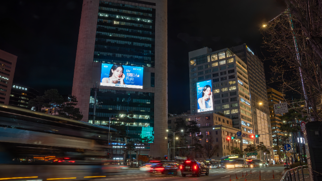 ‘엠페이스(EMFACE)’가 2026년 신규 광고 캠페인을 본격화하며, 배우 박규영의 새로운 키 비주얼을 적용한 대규모 옥외 광고를 전국 주요 거점에서 운영하고 있다.