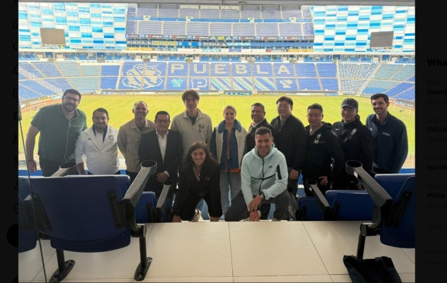 멕시코 푸에블라 콰우테모크 스타디움 찾은 홍명보 감독(뒷줄 왼쪽 5번째) / 사진=연합뉴스