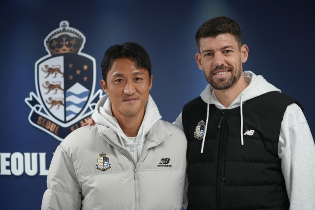 김오규(왼쪽)와 오스마르 / 사진=서울 이랜드FC 제공. 연합뉴스