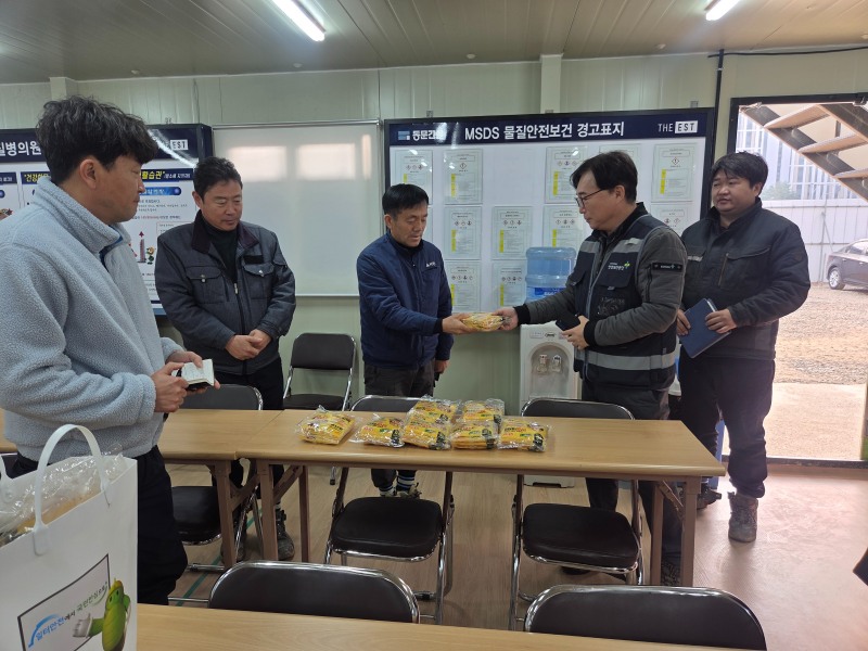 안전보건공단 고양파주지사(KOSHA, 지사장 윤기한)는 12월 ‘안전일터 조성의 날’을 맞아 관내 건설현장에 대해 겨울철 추락사고 및 한랭질환 예방을 위한 캠페인과 안전점검을 실시했다./안전보건공단 고양파주지사