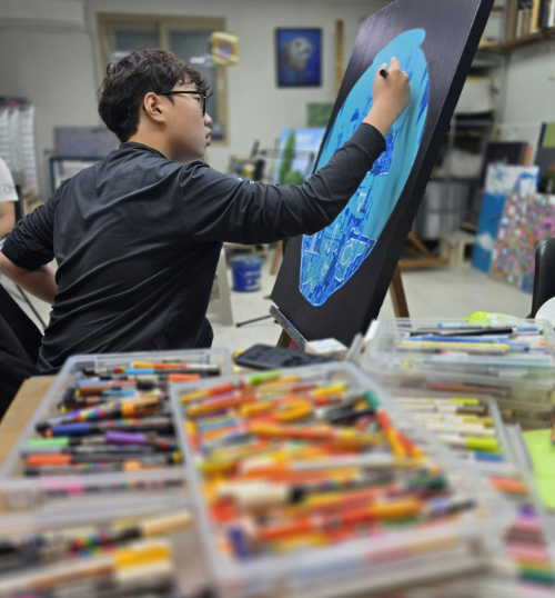 손우진 학생이 서양화 그림을 그리고 있는 모습. ⓒKB국민카드