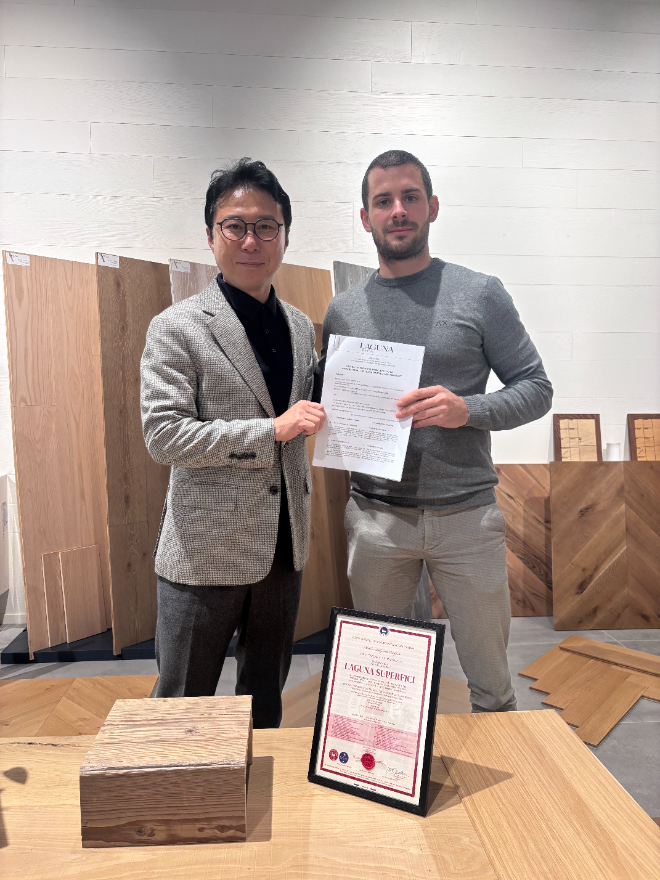 산하건영 총괄이사 성하범, 라구나 슈퍼피치’ (LAGUNA Superfici) 대표 Giacomo, 산하건영주식회사 제공