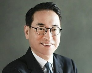 AI와 보안이 결합된 초연결 사회로의 진입이 가속화되고 있는 가운데 관련 분야에서 30년간 두루 성과를 내온 홍원표 전 SK쉴더스 부회장의 리더십이 재계의 주목을 받고 있다.