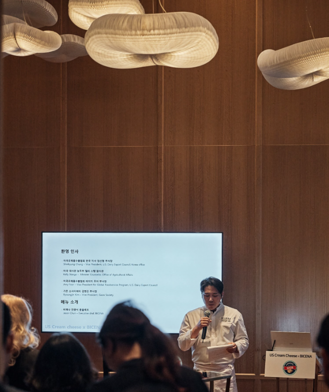미국산 크림치즈로 개발한 한식 메뉴 설명을 하고 있는 비채나 전광식 셰프 / 제공 : 미국유제품수출협회