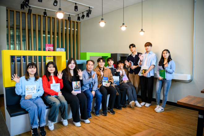 가톨릭관동대 사회복지학전공 교수와 학생들 모습. (사진제공=가톨릭관동대)