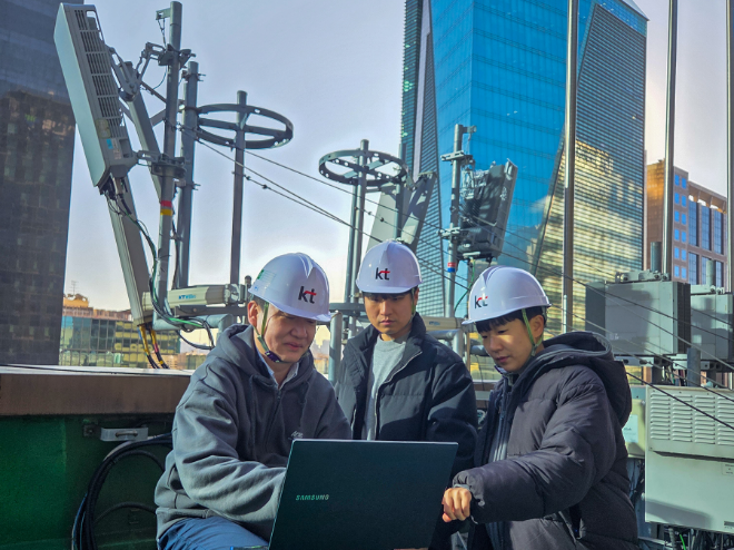 KT·삼성전자 직원들이 AI-RAN 검증 작업을 진행하는 모습. ⓒKT