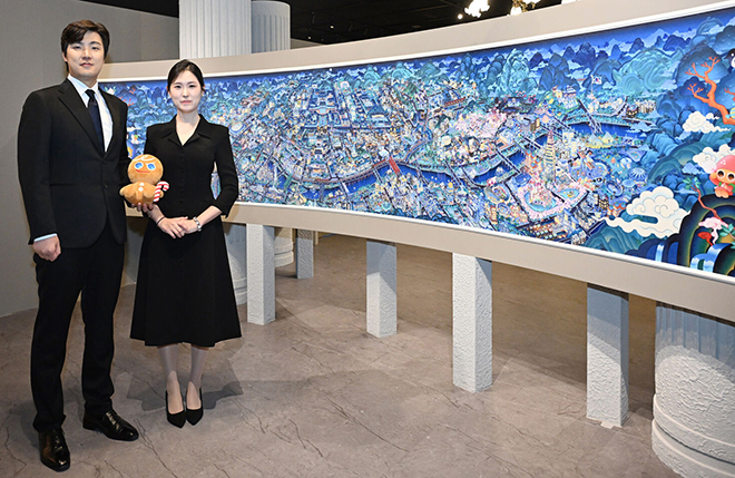 데브시스터즈 조길현 대표(좌)와 이은지 CIPO(우)가 '쿠키런 상상화 3: 꺼지지 않을 희망의 빛' 작품 앞에서 기념 촬영을 하고 있다. 사진 제공 : 데브시스터즈