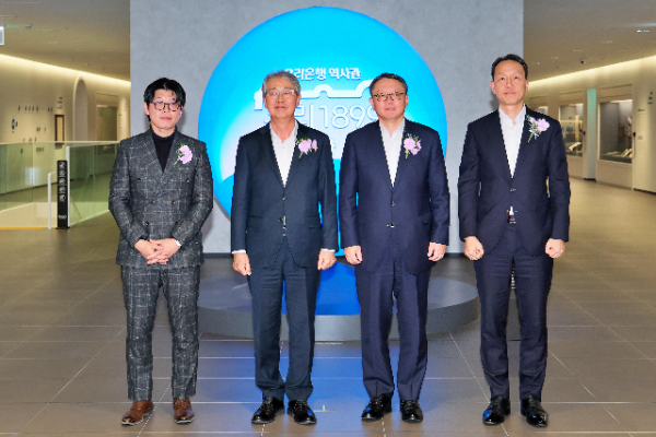 (왼쪽부터) 고 박경리 작가의 외손자인 토지문화재단 김세희 이사장, 임종룡 우리금융그룹 회장, 정진완 우리은행장, 이정섭 우리은행 상무