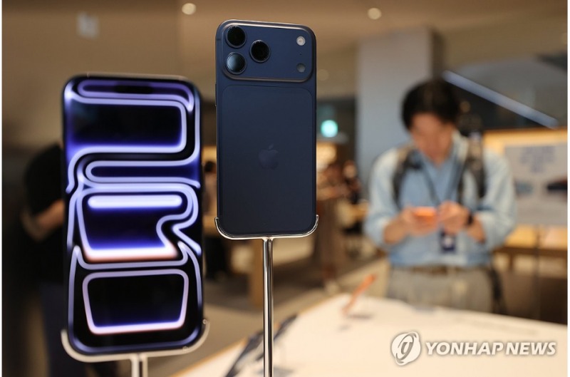 메모리 가격 상승 영향으로 내년 1분기 스마트폰 노트북 PC 제품가격 상승이 불가피할 것이라고 트렌드포스가 전망했다. 사진=애플 아이폰17 시리즈, 연합뉴스