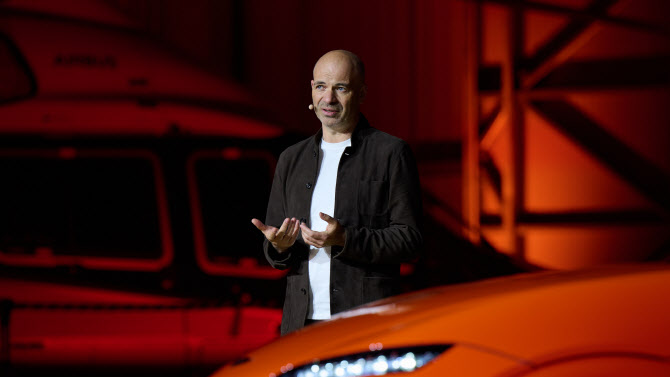 만프레드 하러 제네시스 차량개발담당 부사장이 11월 21일(현지시간) 프랑스 남부 르 카스텔레의 ‘폴 리카르 서킷’에서 제네시스 ‘GV60 마그마’에 대해 발표하고 있다. (사진=현대차)