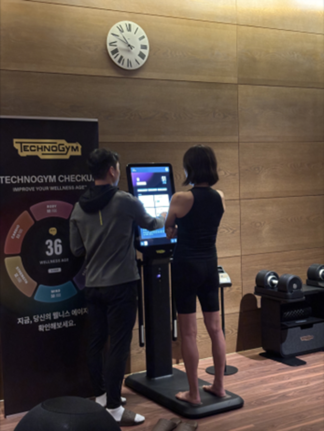갤럭시아에스엠은 지난 11월 27일과 28일 신세계백화점 센텀시티점 내 트리니티 스포츠클럽&스파에서 멤버십 회원을 대상으로 AI 기반 테크노짐 체크업(Technogym Checkup) 컨설팅 프로그램을 진행했다.