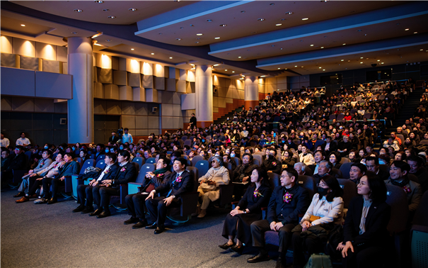 ‘세상은 꿈꾸는 사람들의 것’ 출판기념회에 객석을 가득메운 내빈과 주민들