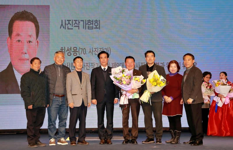 11일 전주 그랜드힐스턴호텔에서 열린 ‘제29회 전북예총하림예술상’ 시상식에서 수상자들과 관계자들이 기념촬영을 하고 있다.