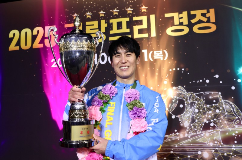 2025 그랑프리 경정에서 우승한 김도휘가 환한 미소로 기뻐하고 있다.