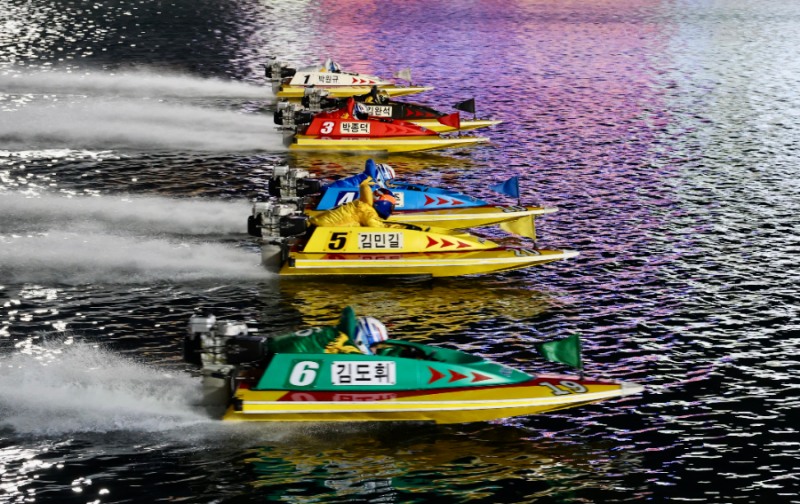 2025 그랑프리 경정 결승전에 진출한 선수들이 플라잉스타트로 경주를 시작하고 있다.