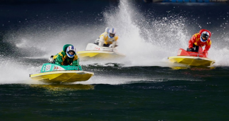 2025 그랑프리 경정 결승전에서 6번(초록색) 김도휘, 3번(빨간색) 박종덕, 1번(하얀색) 박원규가 결승선을 향해 질주하고 있다.