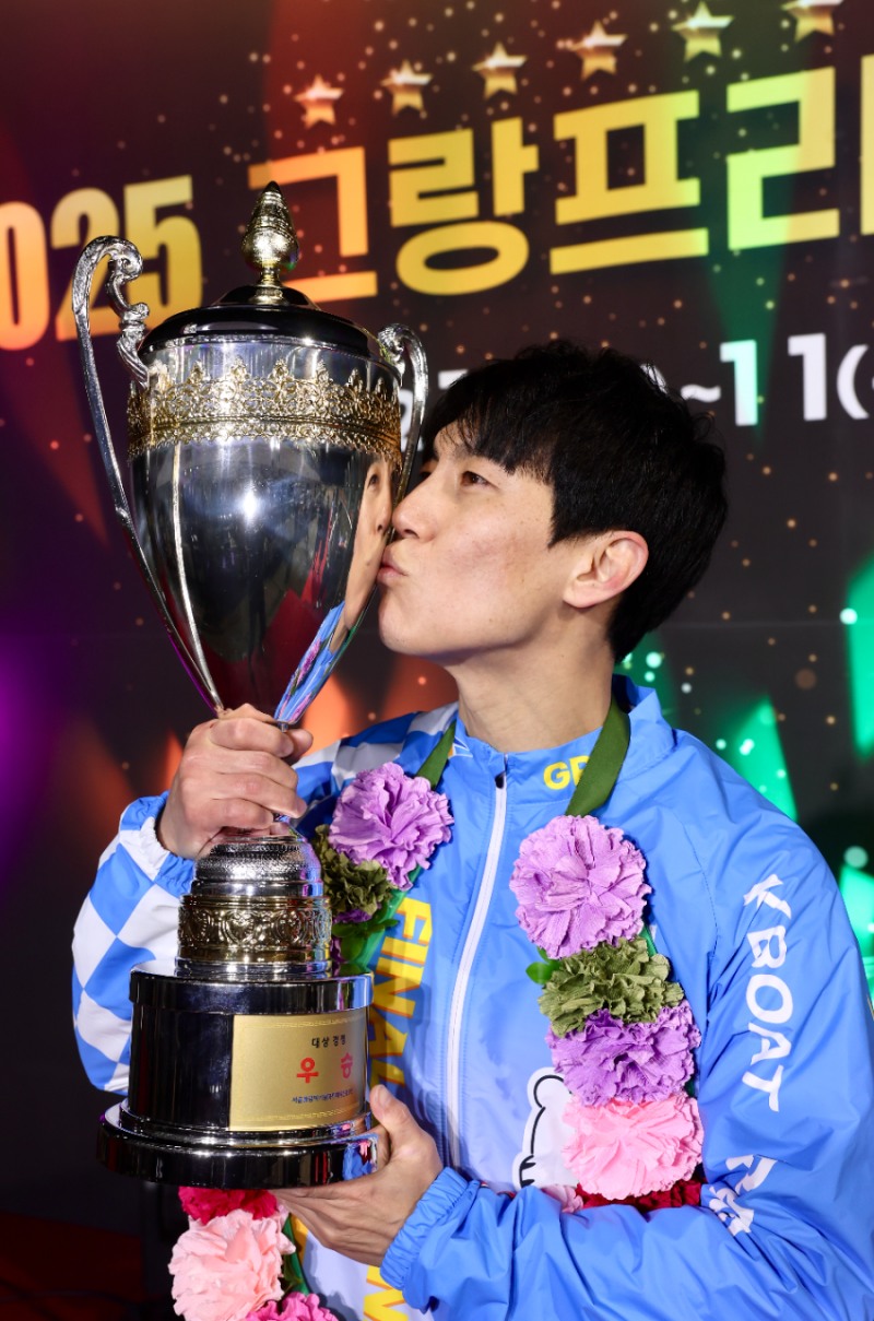 2025 그랑프리 경정에서 우승한 김도휘가 트로피에 입맞춤을 하고 있다.