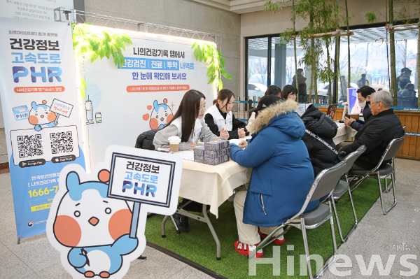 지난 11일 서울아산병원에서 열린 ‘건강정보 고속도로 사업’ 홍보 부스에서 환자들이 본인의 진료기록을 열람하고 공유하는 방법을 배우고 있다. (사진 제공=서울아산병원)