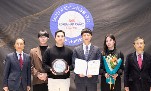 서울 송파구 한국광고문화회관에서 진행된 ‘2025 대한민국 인적자원개발 종합대상’ 시상식에서 이대희 현대백화점그룹 인재개발원장 상무(사진 왼쪽에서 네번째)와 엄준하 한국HRD협회 회장(사진 맨 오른쪽)이 기념 촬영을 하고 있는 모습 / 사진 = 현대백화점