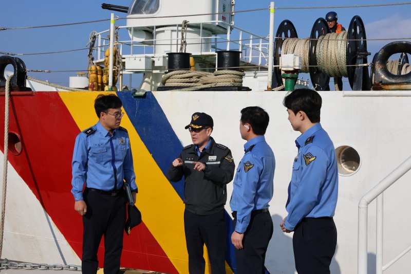 함정 정비 및 각종 구조장비 준비태세를 점검 중인 김기용 여수해경서장 (사진제공=여수해양경찰)