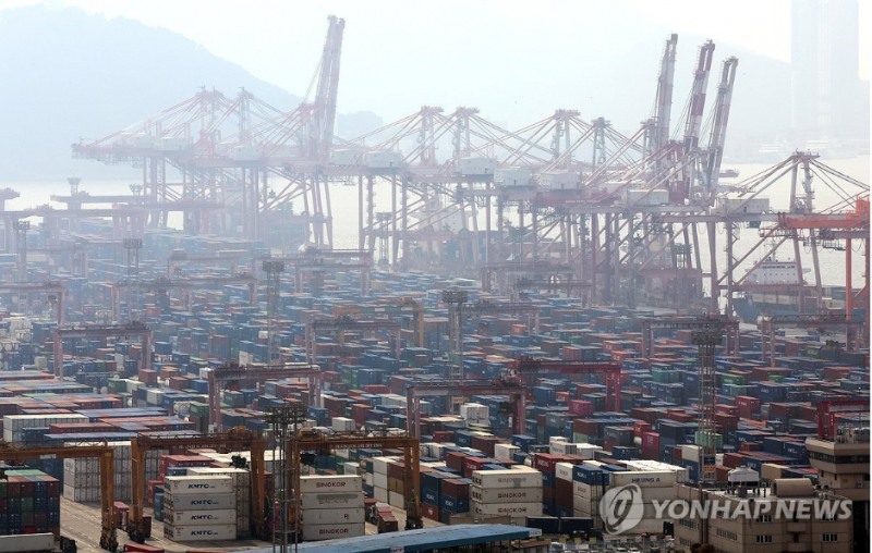 한국기업들이 멕시코 인도 등지로 물류거점을 다변화해야 한다는 분석이 나왔다. 사진=부산 신선대부두, 연합뉴스