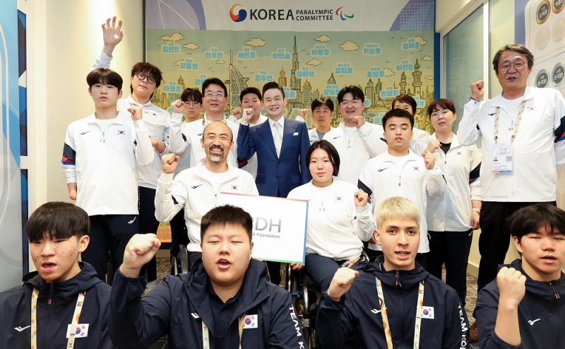 배동현 이사장이 격려금을 전달한 후 대한민국 선수단과 함께 기념사진을 촬영하고 있다.