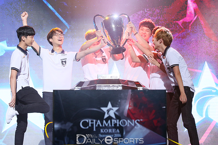2016 LCK 서머 우승컵을 든 락스.