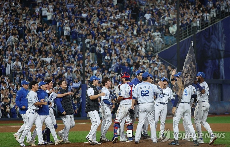 승리한 뒤 기뻐하는 삼성 선수들