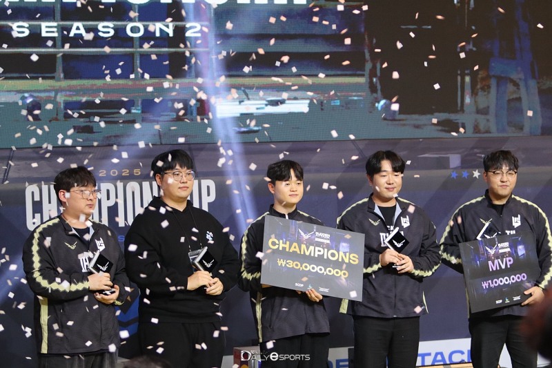 퍼제가 '2025 서든어택 챔피언십 시즌2' 결승전에서 디펜딩 챔피언 악마를 꺾고 우승을 차지했다.