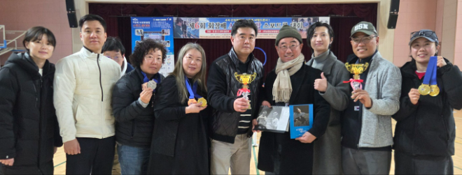 상명대 대학원 디지털이미지학과 교수와 학생들이 ‘제6회 AI 로봇 융합 스포드론 대회’ 일반부 경기에서 종합 우승을 차지한 후 기념촬영을 하고 있다. (사진제공=상명대)