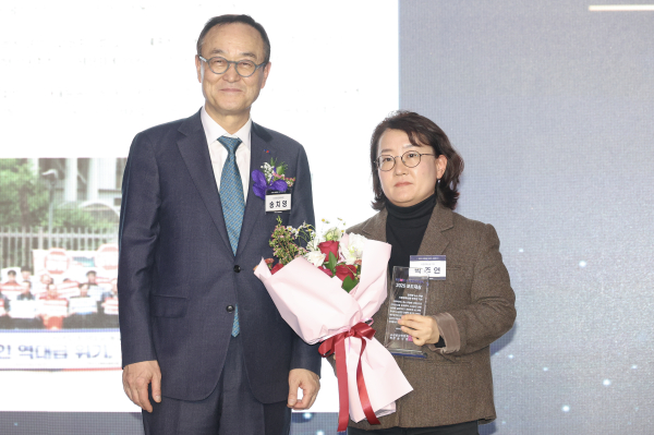 사진=(왼쪽부터) 송치형 소상공인연합회 회장, 박주연 시장경제신문 기자. 출처=시장경제신문