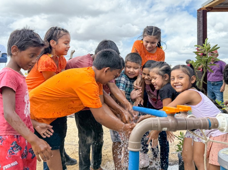 브라질 아마존 원주민 어린이들이 국제위러브유가 설치한 물펌프에서 나오는 깨끗한 물로 손을 씻으며 기뻐하고 있다.