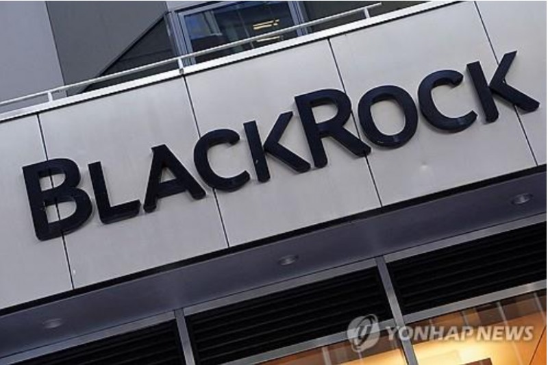 글로벌 최대 자산운용사인 블랙폭이 지난 8일 이더리움ETF 신고서를 미증권거래위원회(SEC)에 제출하면서 가상화폐 시장 진출을 서두르고 있다. 사진=로이터통신, 연합뉴스