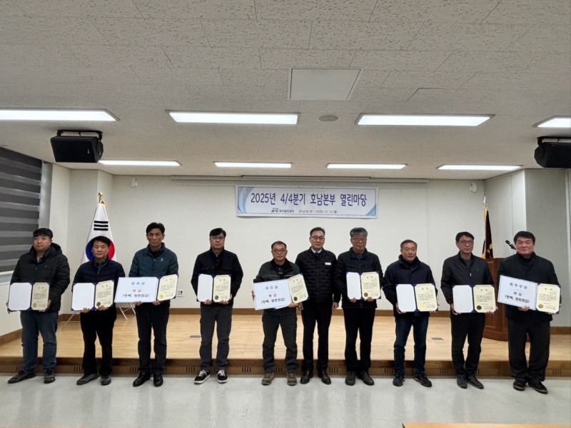 정기연 국가철도공단 호남본부장(오른쪽 5번째)과 수상자들이 15일 시상식에서 함께 기념촬영을 하고 있다./국가철도공단 호남본부