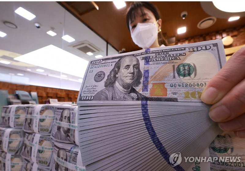 한국은행과 국민연금이 650억달러 규모의 외환스와프 계약을 연장했다는 소식에 환율이 급락하며 16일 야간거래에서 1470원을 하회하기도 했다. 사진=연합뉴스