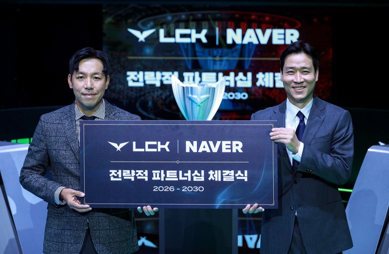 라이엇 게임즈 오상헌 아시아태평양 퍼블리싱 및 e스포츠 총괄과 네이버 주건범 스포츠&엔터서비스 리더(사진 제공=네이버).