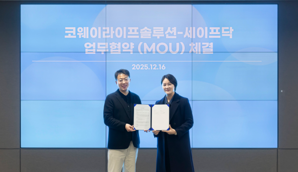 김명곤 코웨이라이프솔루션 대표이사(왼쪽)와 이예솔 세이프닥 대표이사