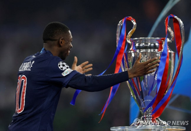 UCL 우승컵과 뎀벨레 / 사진=연합뉴스