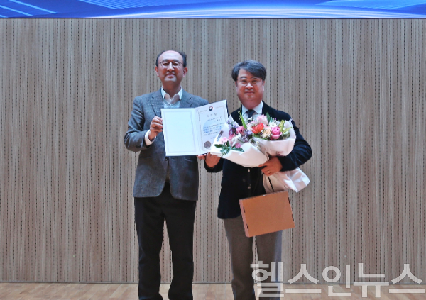 현동근 인천권역 심뇌혈관질환센터장(오른쪽)이 정통령 보건복지부 공공보건정책관(왼쪽)과 표창 수상 기념촬영을 하고 있다. (사진 제공=인하대병원)