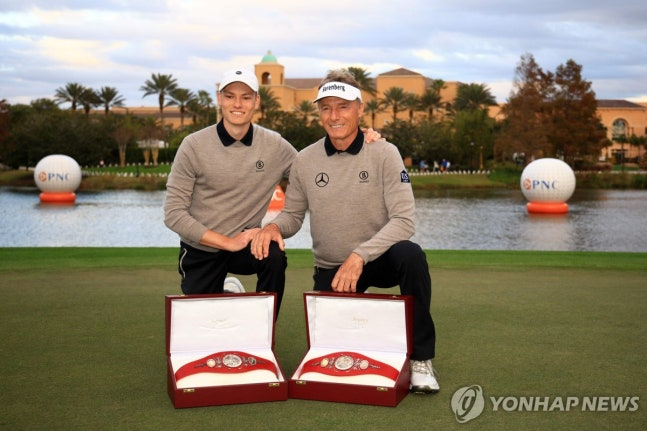 지난해 PNC 챔피언십 우승 당시 베른하르트 랑거(오른쪽)와 아들 제이슨 / 사진=연합뉴스