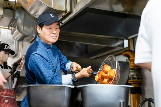 한양대에서 멘보샤를 만들고 있는 이연복 셰프. (사진제공=한양대)