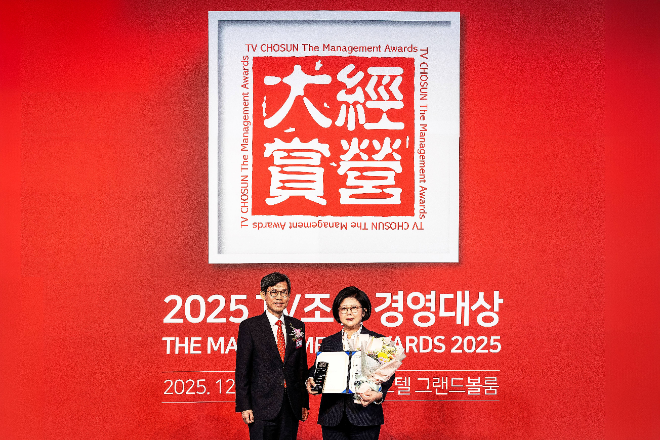 문시연 숙명여대 총장(오른쪽)이 12월 12일(금) 서울 더플라자호텔에서 열린 '2025 TV조선 경영대상' 시상식에서 교육경영 부문 대상과 과학기술정보통신부 장관상을 수상했다. (사진제공=숙명여대)