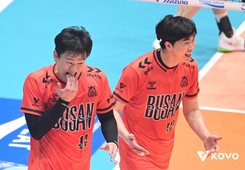 OK저축은행의 쌍포 전광인(오른쪽)과 송희채